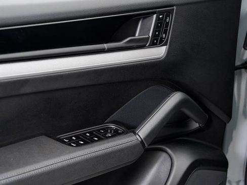 Used 2025 Porsche Cayenne image 8