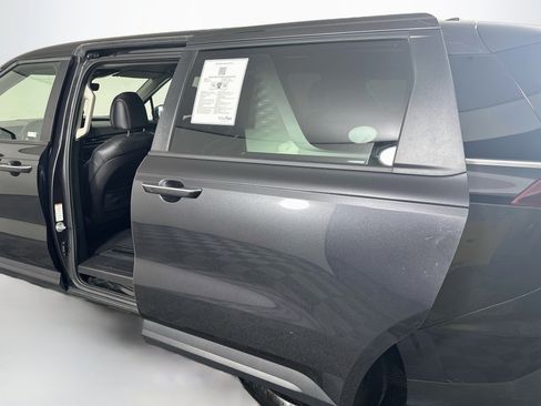 Used 2025 Kia Carnival FWD image 26
