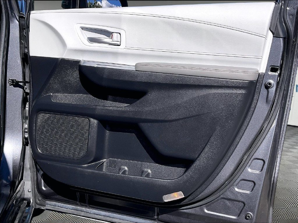 Used 2025 Toyota Sienna XLE FWD image 11