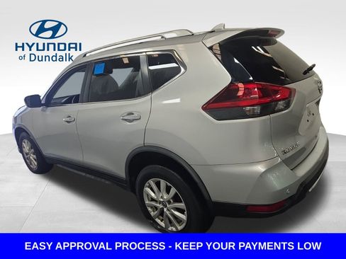 Used 2020 Nissan Rogue SV image 2
