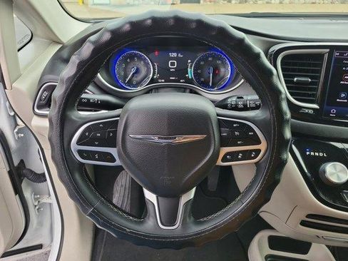 Used 2022 Chrysler Pacifica Touring-L image 24