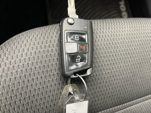 Used 2016 Volkswagen Golf S image 22