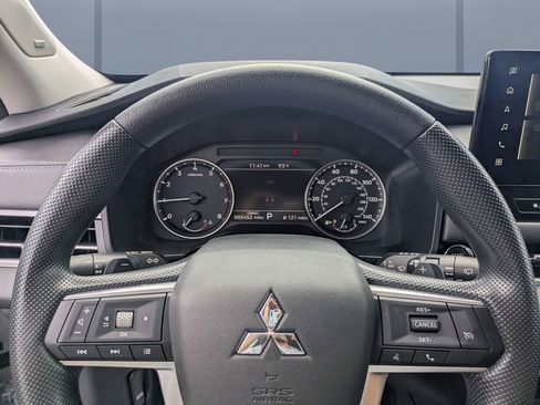Used 2025 Mitsubishi Outlander ES FWD image 30