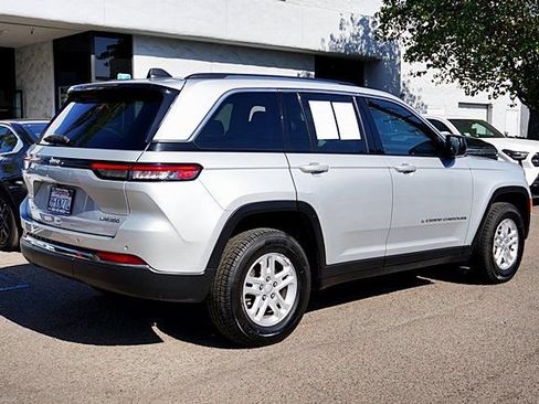 Used 2023 Jeep Grand Cherokee Laredo RWD image 8