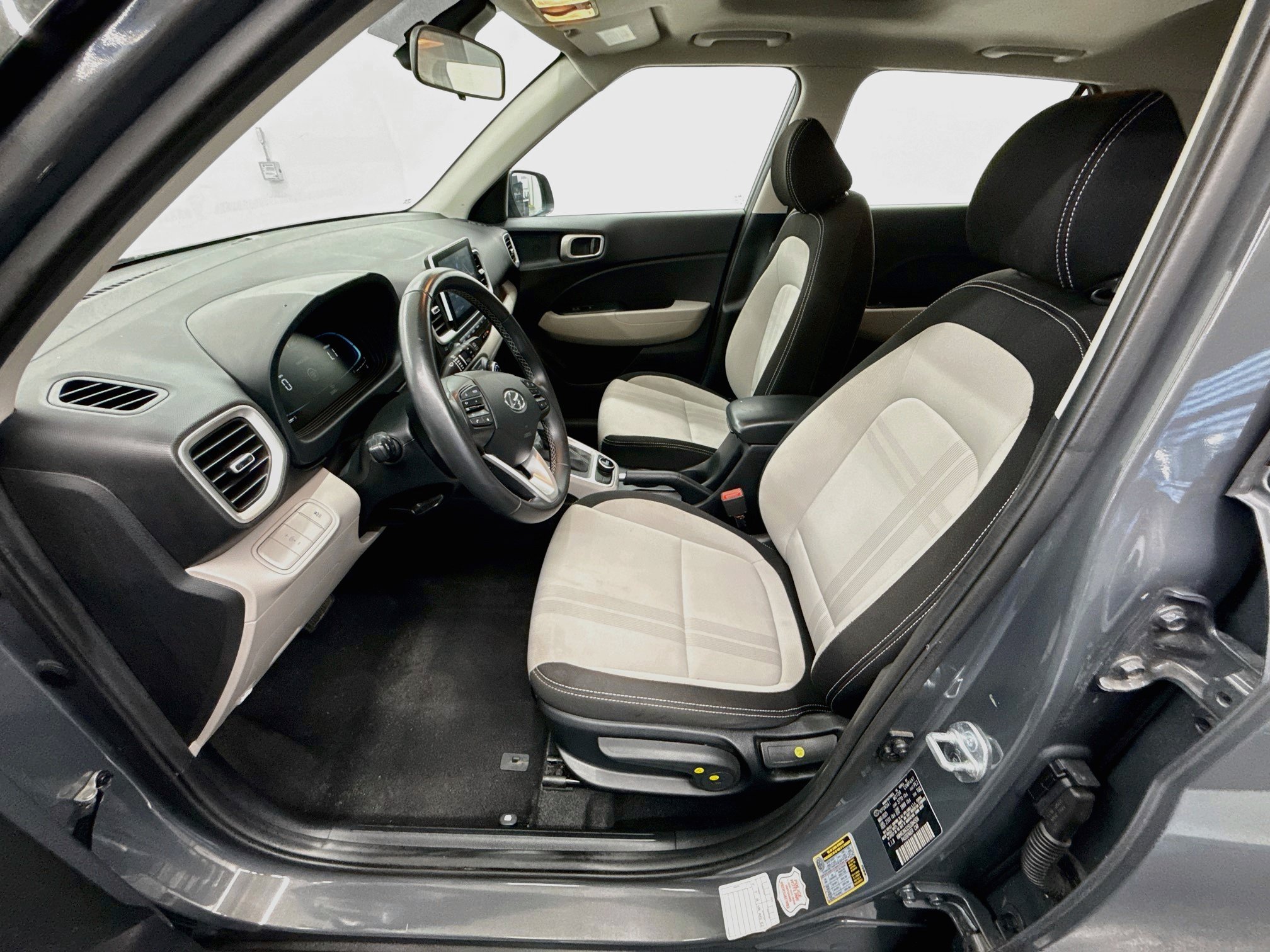 Used 2025 Hyundai Venue SEL FWD image 13