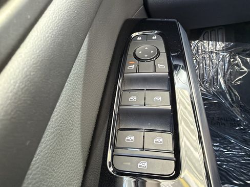 Used 2025 Nissan Pathfinder SL w/ SL Premium Package FWD image 27