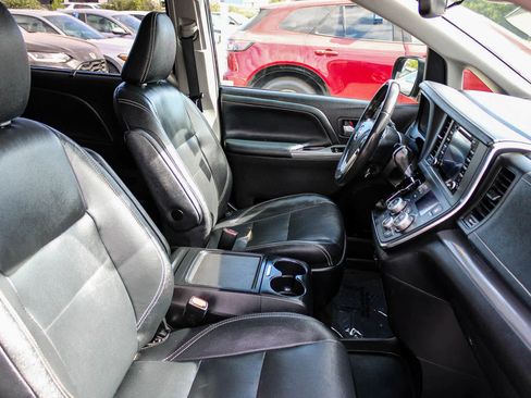 Used 2018 Toyota Sienna SE image 17