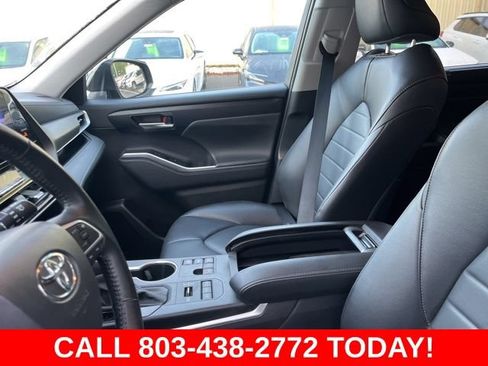 Used 2024 Toyota Highlander XLE AWD/4WD image 10