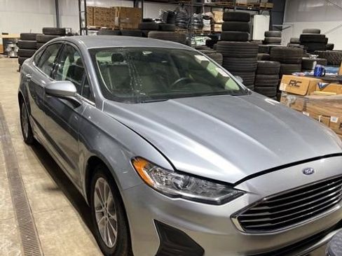 Used 2020 Ford Fusion SE image 1
