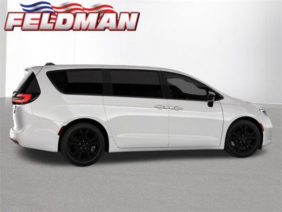 New 2026 Chrysler Pacifica Select