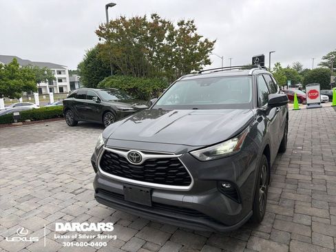 Used 2020 Toyota Highlander XLE AWD/4WD image 1
