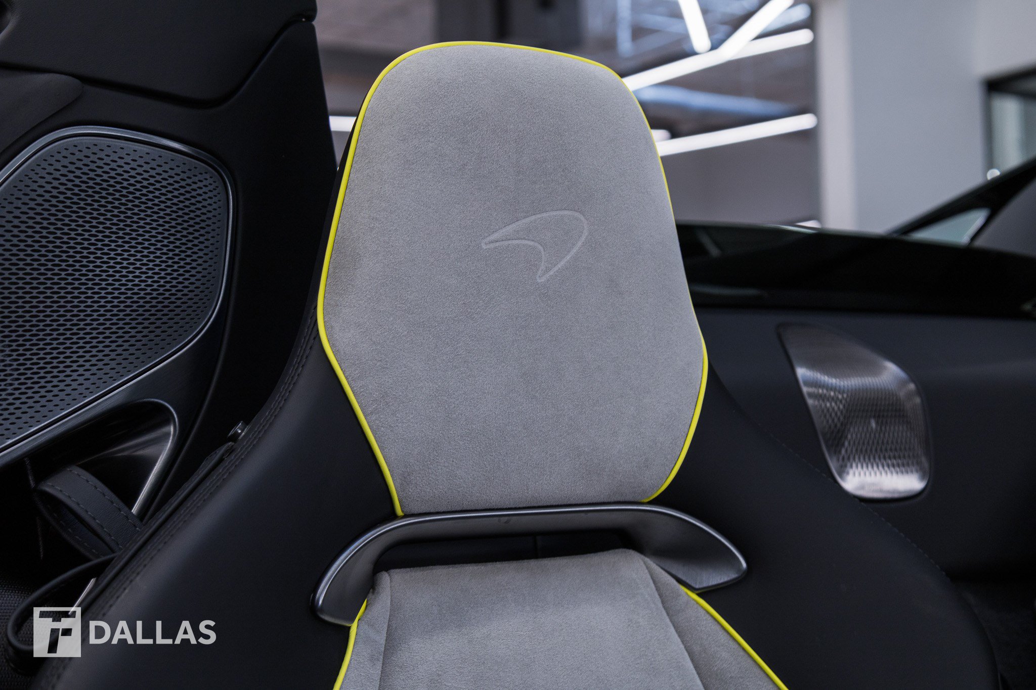 Used 2025 McLaren Artura Spider RWD image 34