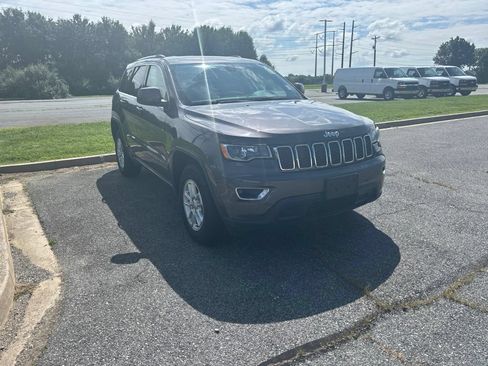 Used 2019 Jeep Grand Cherokee Laredo AWD/4WD image 1