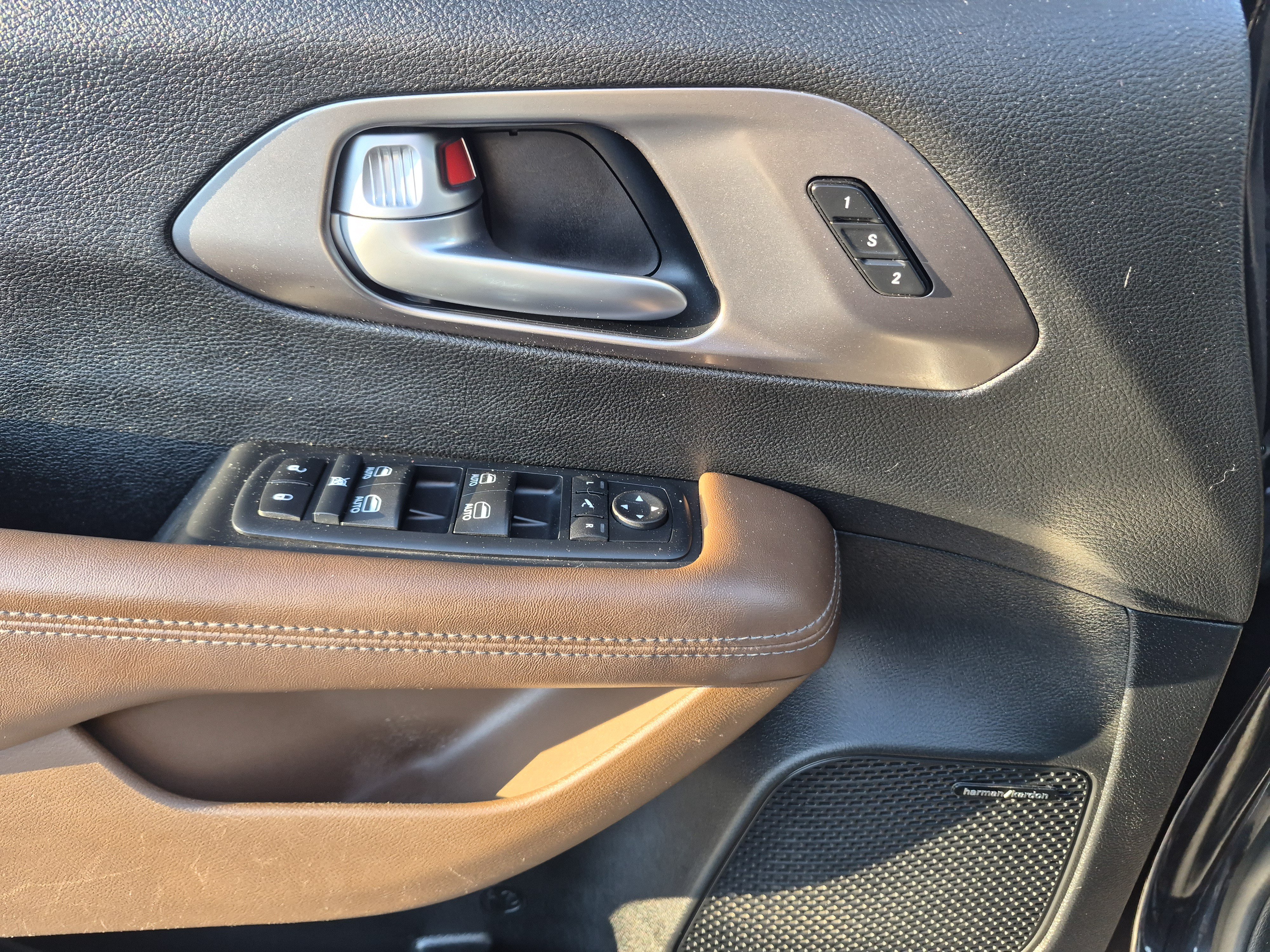 Used 2017 Chrysler Pacifica Limited FWD image 19