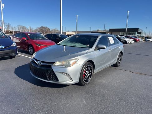 Used 2015 Toyota Camry SE image 1