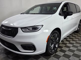 New 2026 Chrysler Pacifica Select video 3