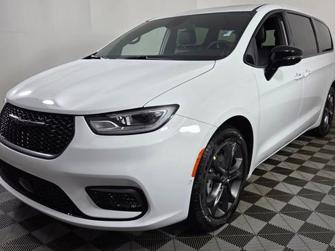 New 2026 Chrysler Pacifica Select image 3