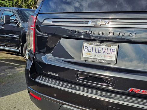 Used 2021 Chevrolet Suburban RST w/ Luxury Package image 17