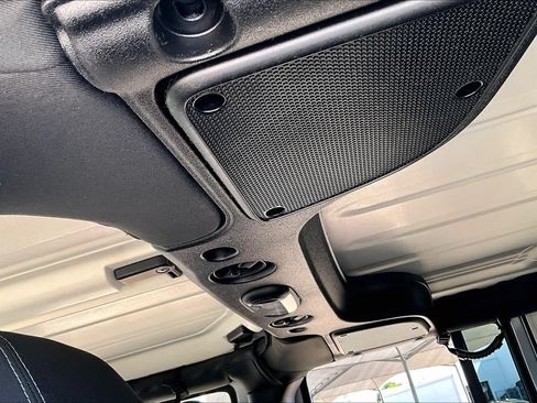 Used 2015 Jeep Wrangler Unlimited Sahara AWD/4WD image 31