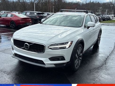 Used 2023 Volvo V90 B6 Cross Country Ultimate image 1