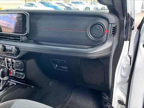 Used 2025 Jeep Gladiator Rubicon w/ Convenience Group image 18