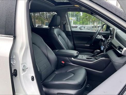 Used 2025 Toyota Highlander XLE AWD/4WD image 7