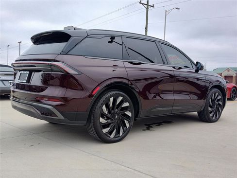 Used 2025 Lincoln Nautilus Reserve image 9