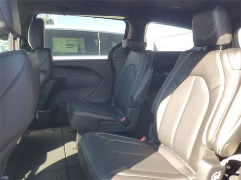 New 2026 Chrysler Pacifica Select image 15