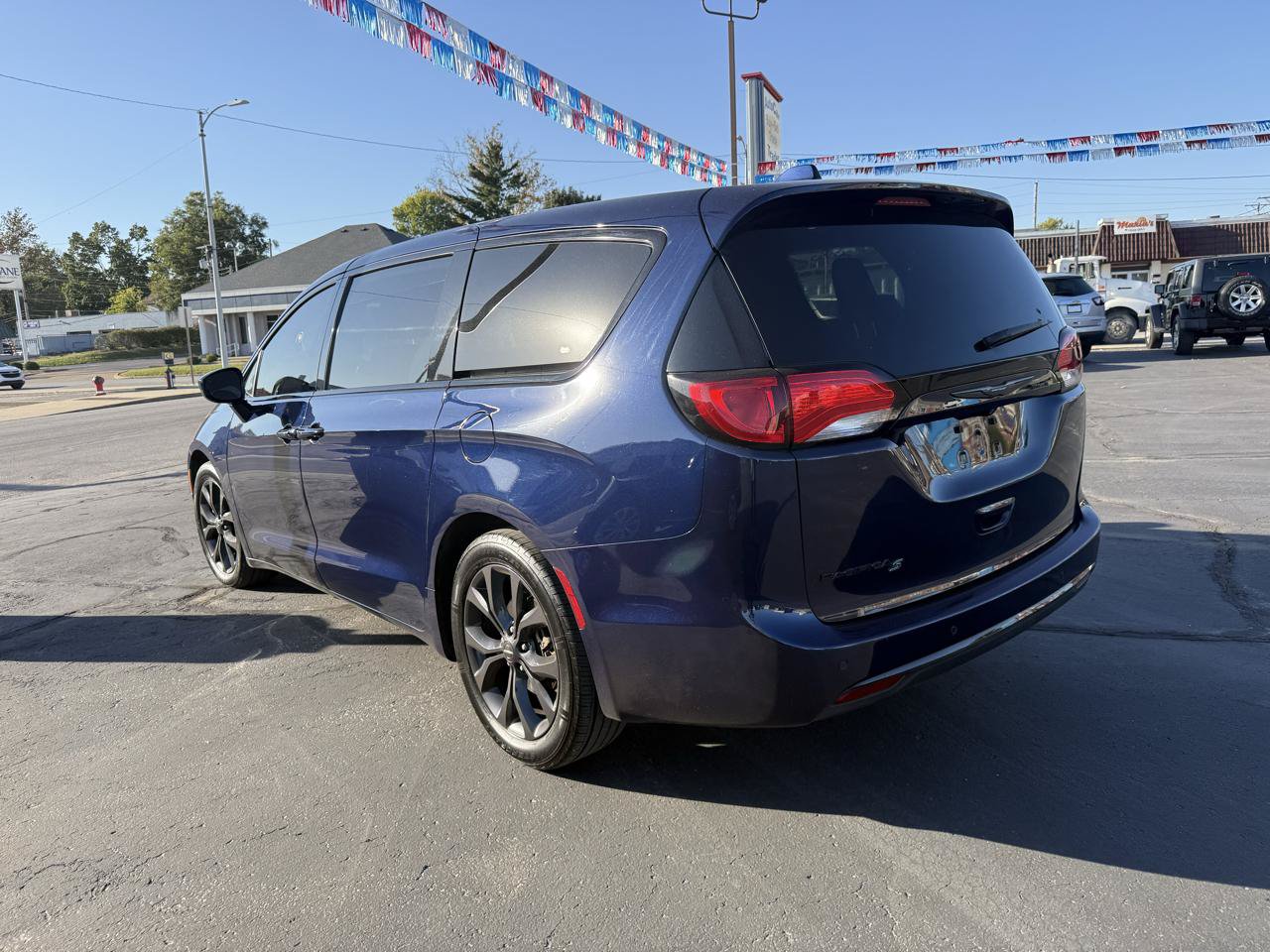 Used 2019 Chrysler Pacifica Touring Plus w/ S Appearance Package FWD image 3