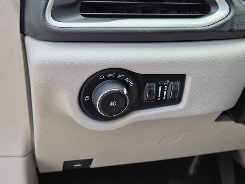 Used 2022 Chrysler Pacifica Touring-L image 21