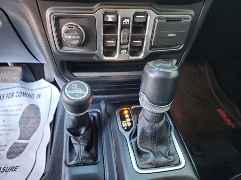 Used 2020 Jeep Wrangler Unlimited Sahara image 31