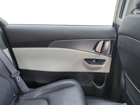 Certified 2023 Kia Carnival LX image 22