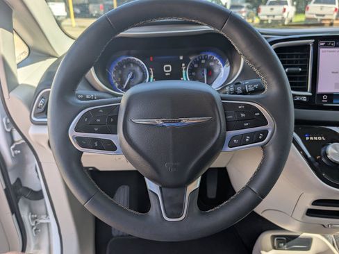 Used 2024 Chrysler Pacifica Touring-L FWD image 21