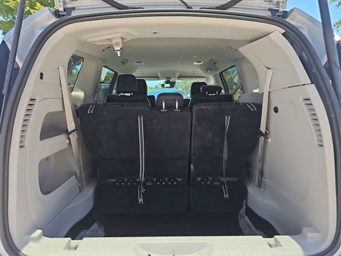 Used 2024 Chrysler Pacifica Touring-L FWD image 12