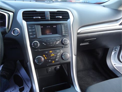 Used 2018 Ford Fusion SE FWD image 21