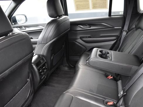 Used 2025 Jeep Grand Cherokee Altitude AWD/4WD image 18