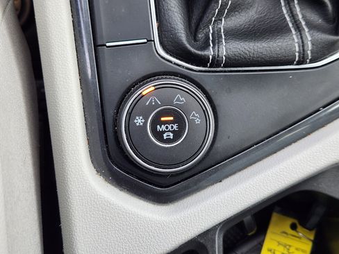 Certified 2022 Volkswagen Tiguan SE w/ Panoramic Sunroof Package image 22