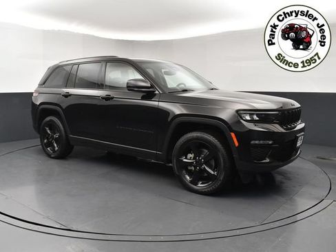 Used 2023 Jeep Grand Cherokee Limited w/ Black Appearance Package AWD/4WD image 1