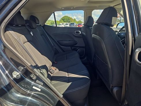 Used 2022 Hyundai Venue SEL FWD image 19