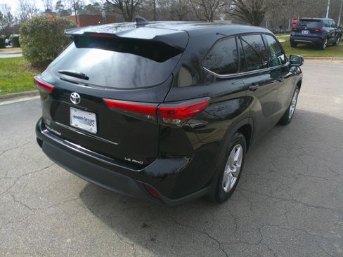Used 2022 Toyota Highlander LE image 12