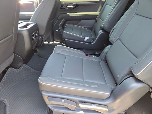 New 2025 Chevrolet Suburban Premier image 7