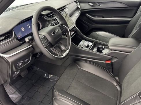 New 2025 Jeep Grand Cherokee Altitude image 16