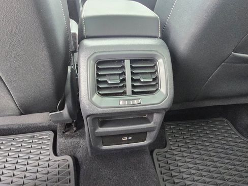 Used 2023 Volkswagen Taos SE w/ Panoramic Sunroof Package FWD image 28