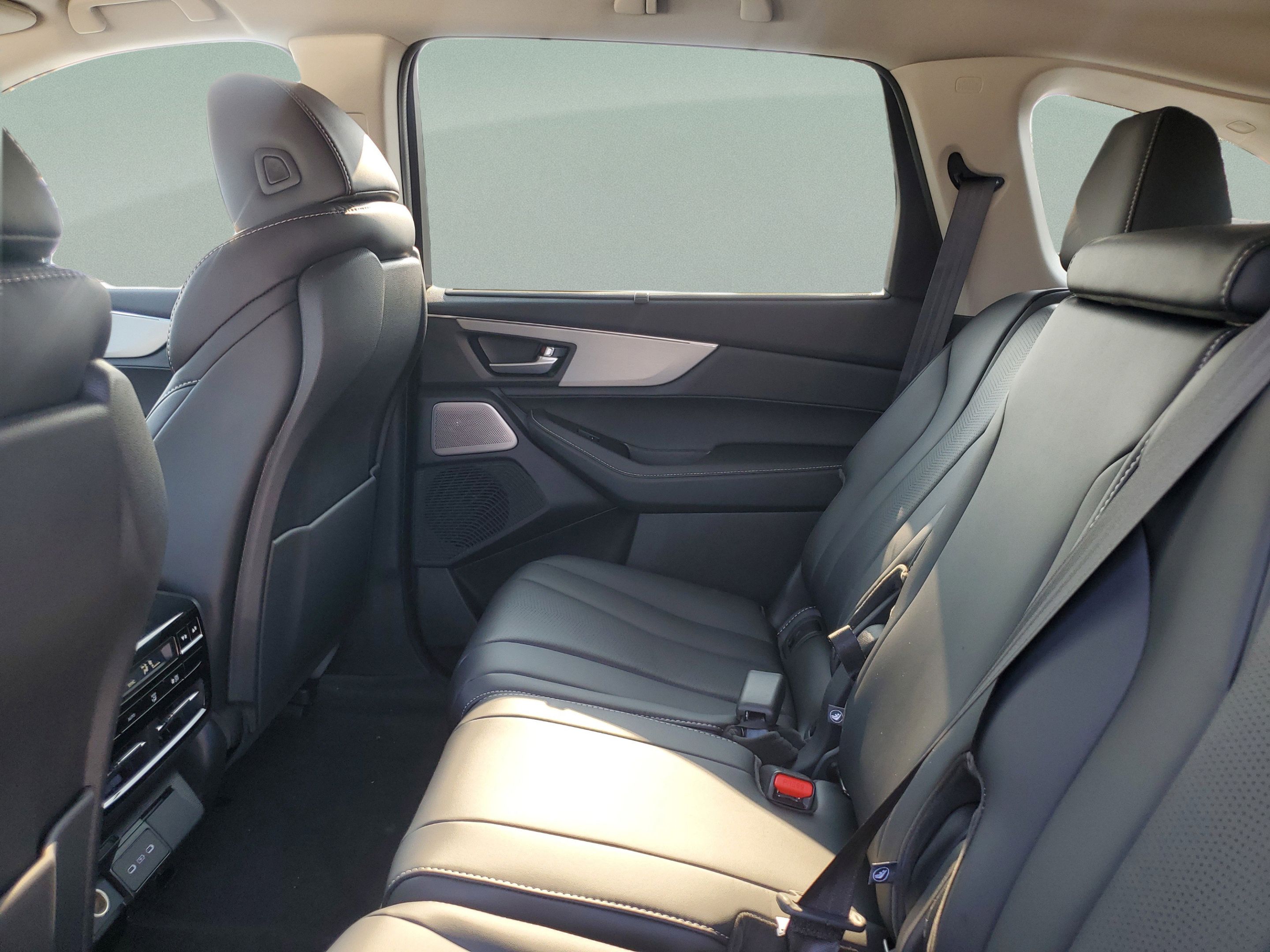 Certified 2026 Acura MDX w/ Technology Package FWD image 11