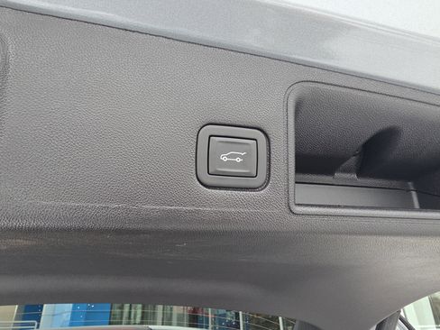 Used 2024 GMC Terrain SLT w/ Infotainment Package II image 42