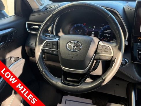 Used 2023 Toyota Highlander Limited image 16