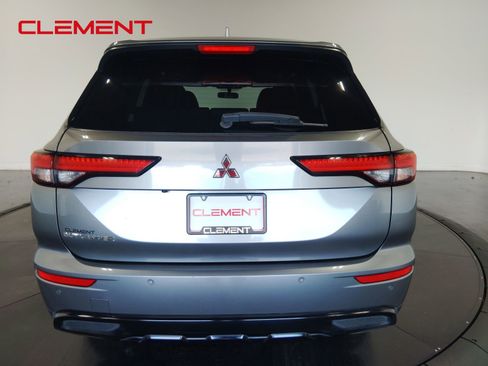 Used 2022 Mitsubishi Outlander SE image 7