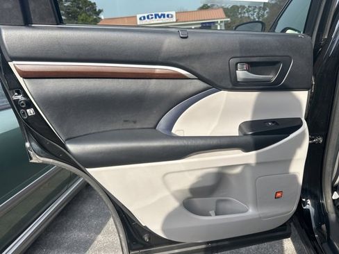 Used 2015 Toyota Highlander Limited Platinum image 8
