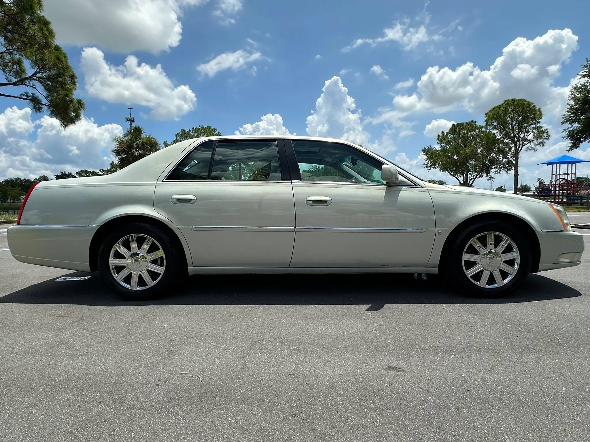 Used 2010 Cadillac DTS Luxury FWD image 10