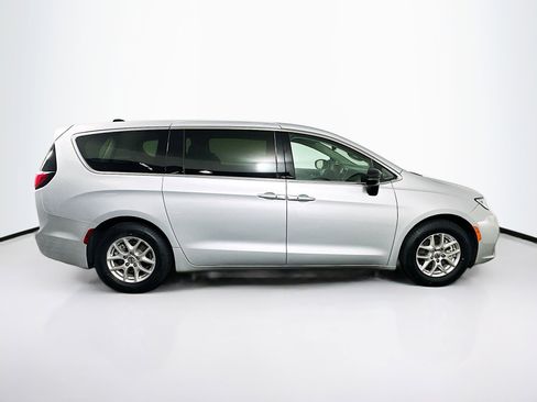 Used 2024 Chrysler Pacifica Touring-L image 10